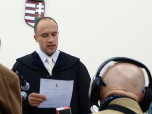 Tóth Szabolcs bíró ítéletet hirdet